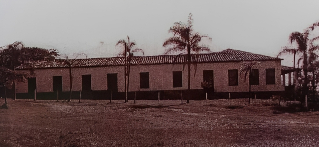 Fotografia da fachada de uma construção rural.