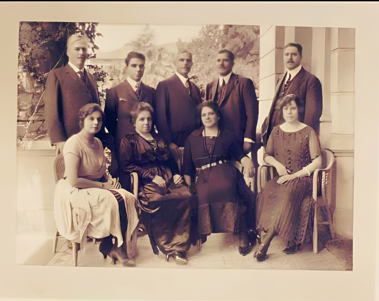 Fotografia histórica de um grupo de nove pessoas.