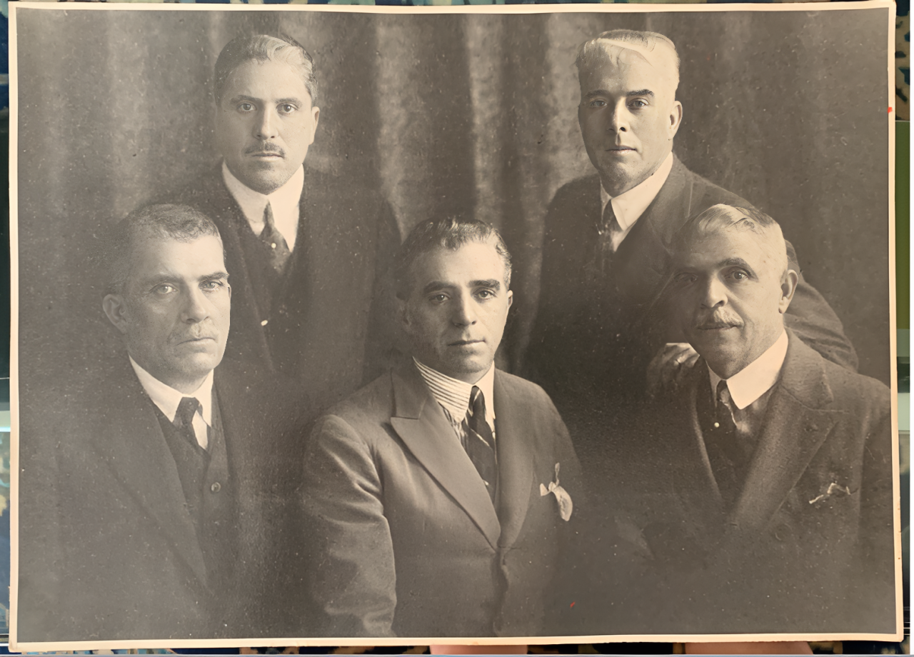 Retrato de cinco homens.