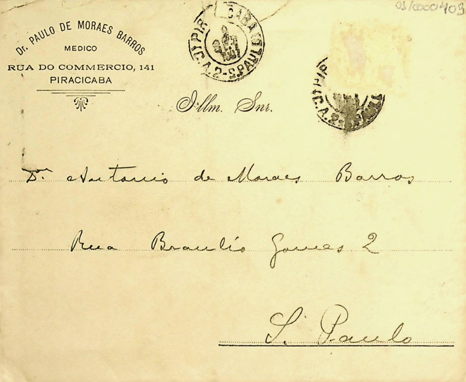 Envelope com endereço manuscrito e carimbos postais.